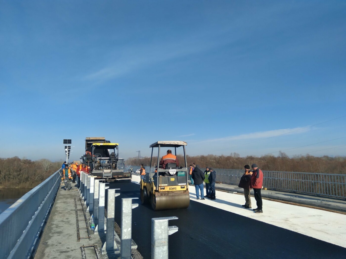 На Чернігівщині розпочали асфальтувати міст через річку Десна