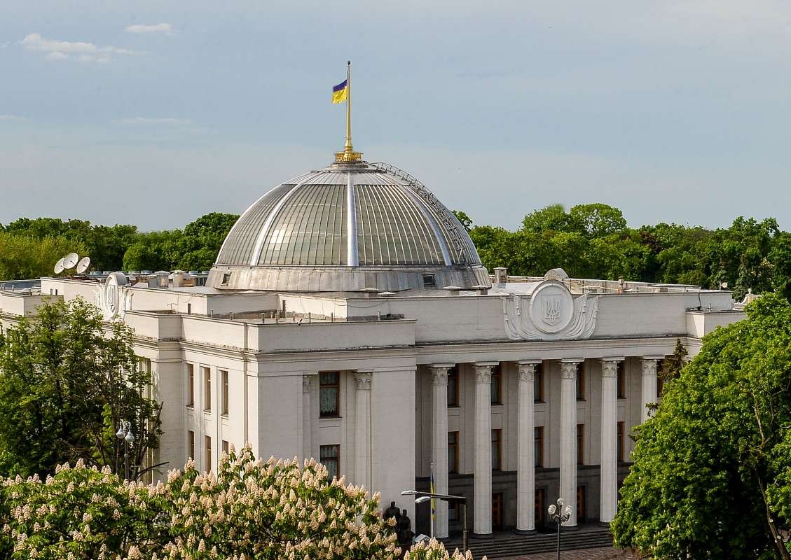 Всі Закони України приймаються у Верховній раді