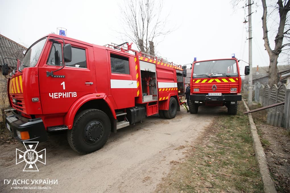 У Чернігові вогнеборці врятували 73-річного чоловіка з палаючого будинку