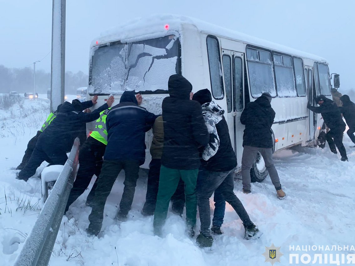 На Чернігівщині вирує негода: поліція визволяє зі снігових заметів машини та автобуси