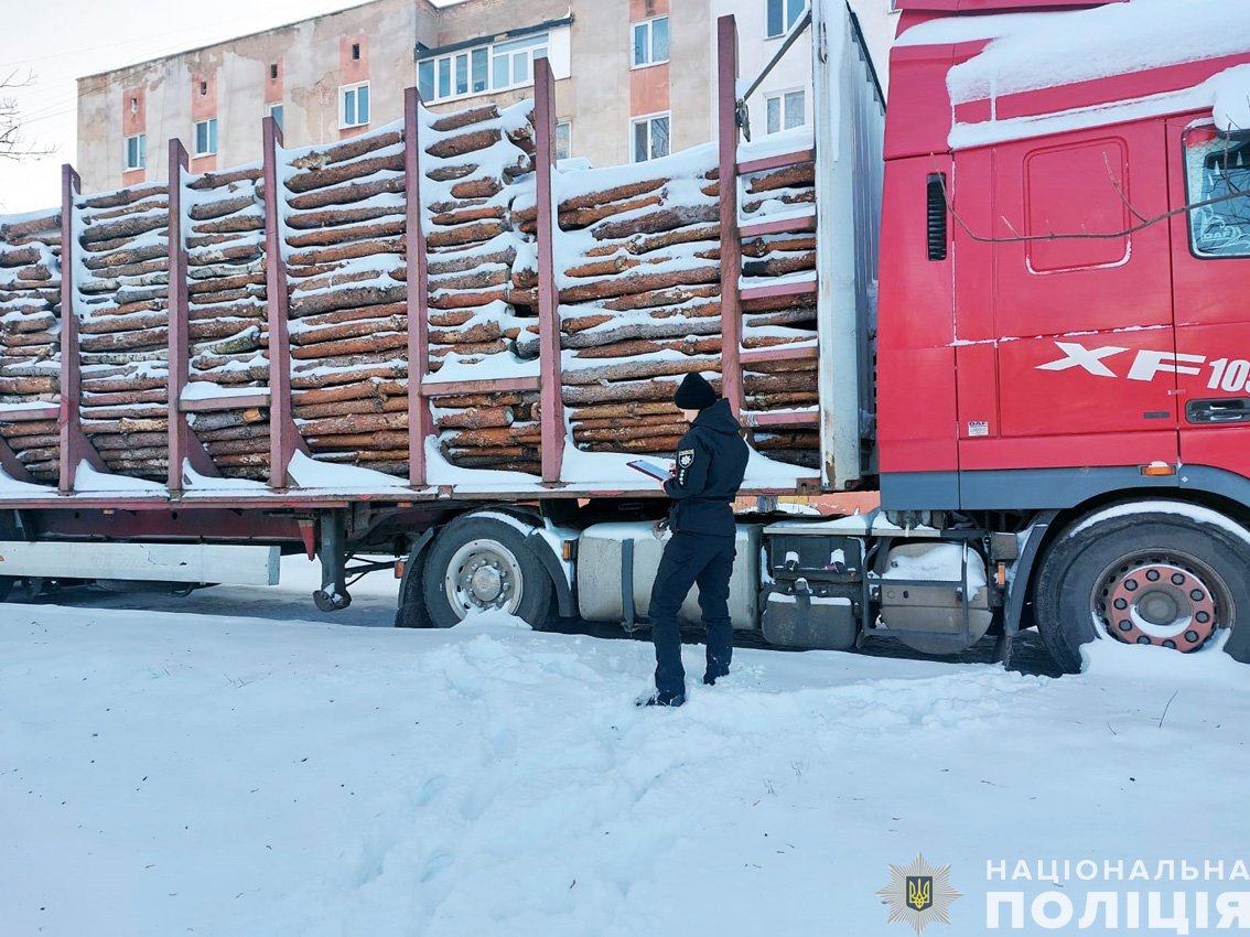 Збитки на понад 150 тисяч гривень: на Чернігівщині поліцейські затримали чотири вантажівки з незаконною деревиною