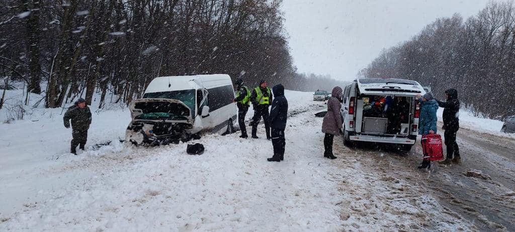 ДТП на Чернігівщині: зіштовхнулися автобус та легковик, четверо постраждалих