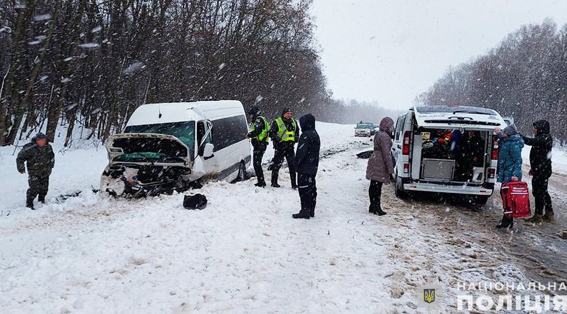 На Чернігівщині зіштовхнулися автобус та легковик: у поліції кажуть, що травмувалося дев’ять людей