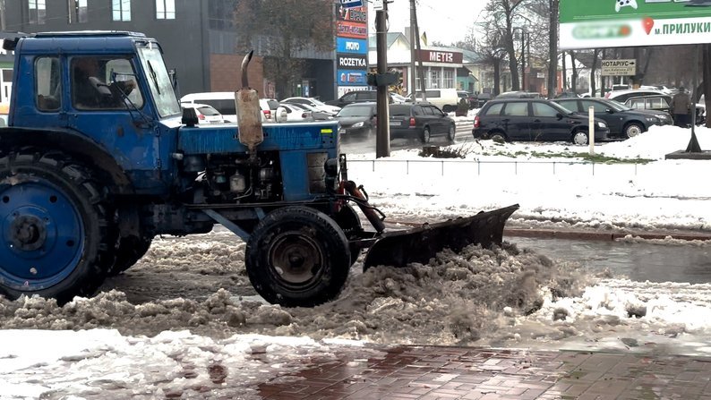 У Прилуках трактор розчищає дороги