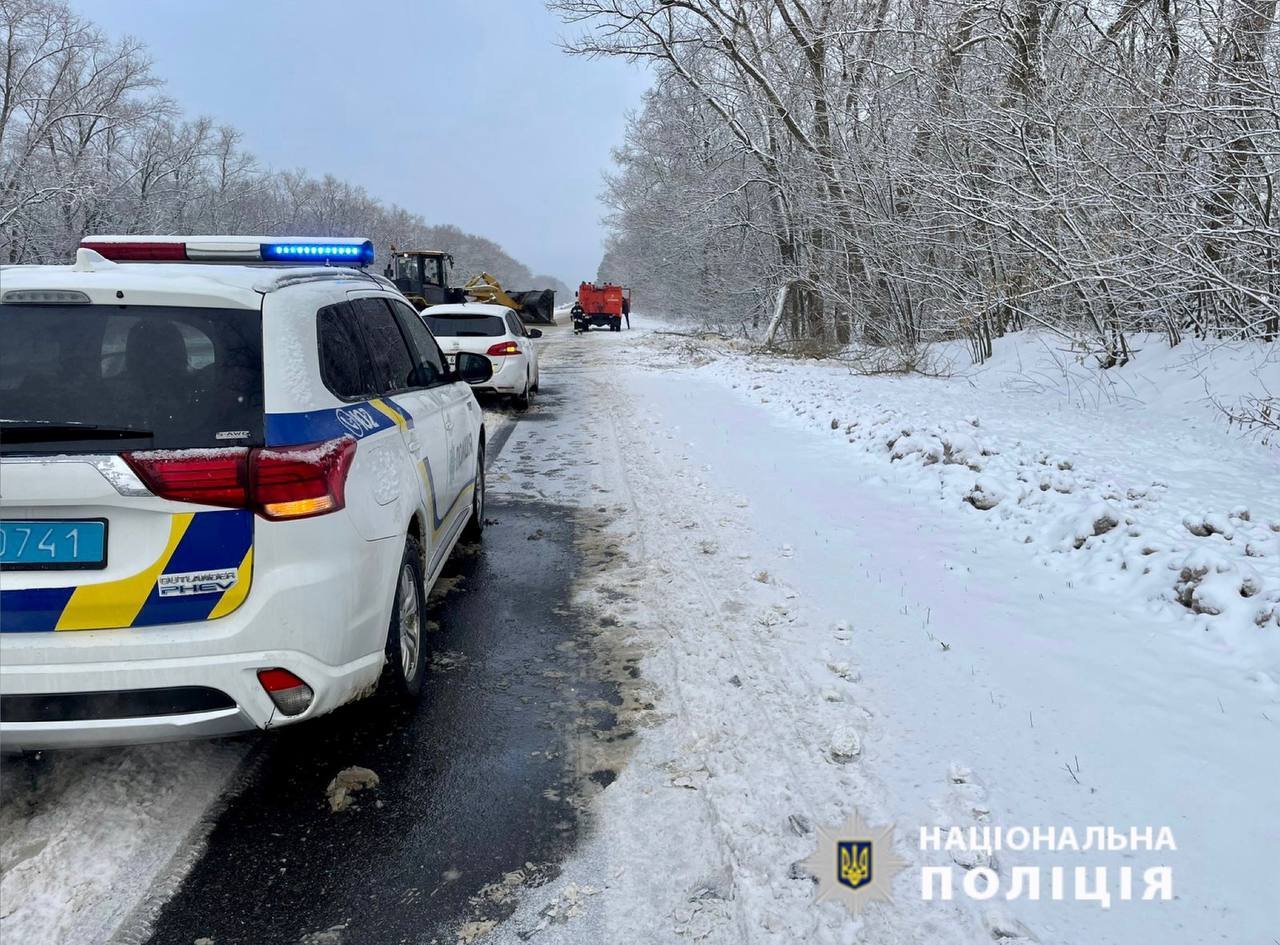 На Чернігівщині поблизу блокпосту в сніговій пастці застрягла вантажівка