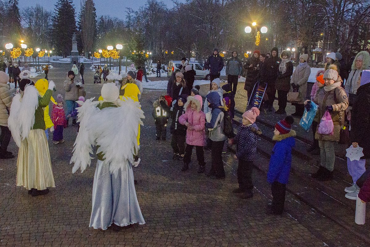 Святий Миколай у Чернігові пригощав дітей смаколиками: святковий фоторепортаж