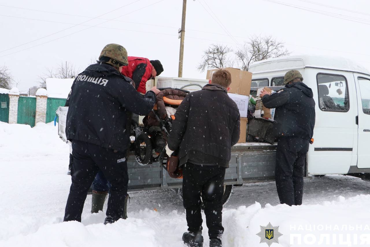 Виживали під щоденними обстрілами: на Чернігівщині евакуювали родину з шістьма дітьми