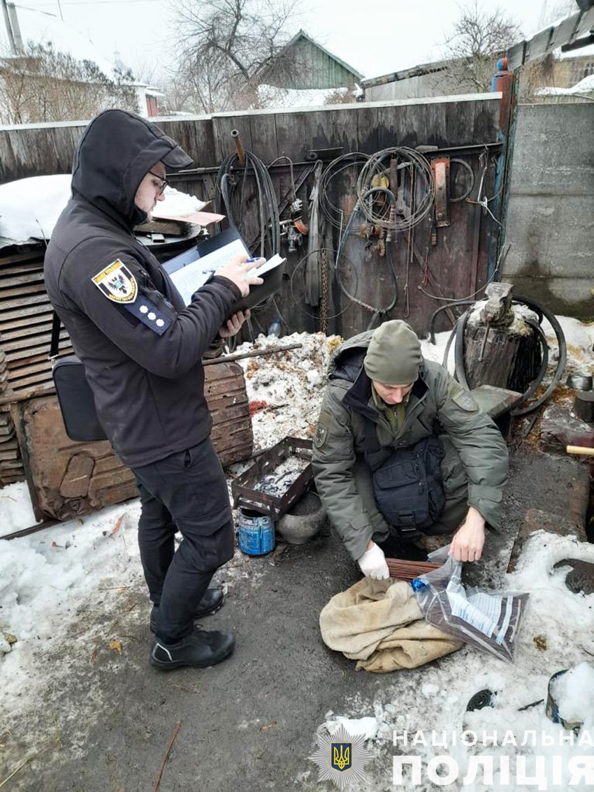 Димові гранати, порох та набої: у мешканця Чернігівського району вилучили боєприпаси та наркотики