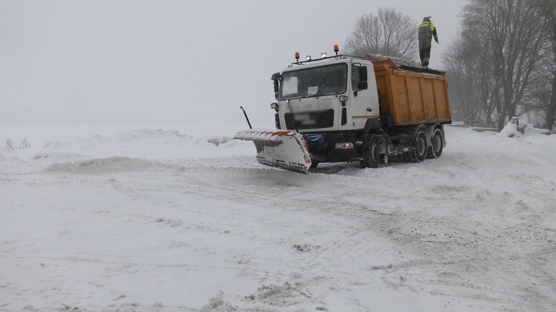 Комунальники чистять дорогу від снігу