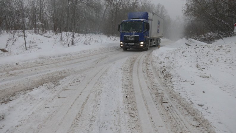 Вантажівка на засніженій дорозі
