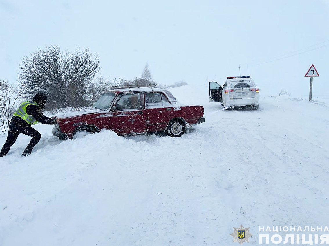 На Чернігівщині поліцейські допомогли водіям зерновозів вибратися зі снігових заметів