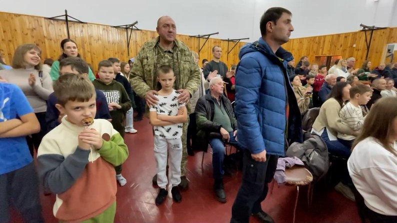 10-річний Дмитро зі своїм дідусем Миколою, який служить в ЗСУ. ФОТО: Суспільне Чернігів