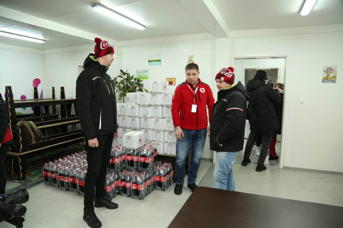 До мешканців модульного містечка в Чернігові завітала святкова магія від Кока-Кола