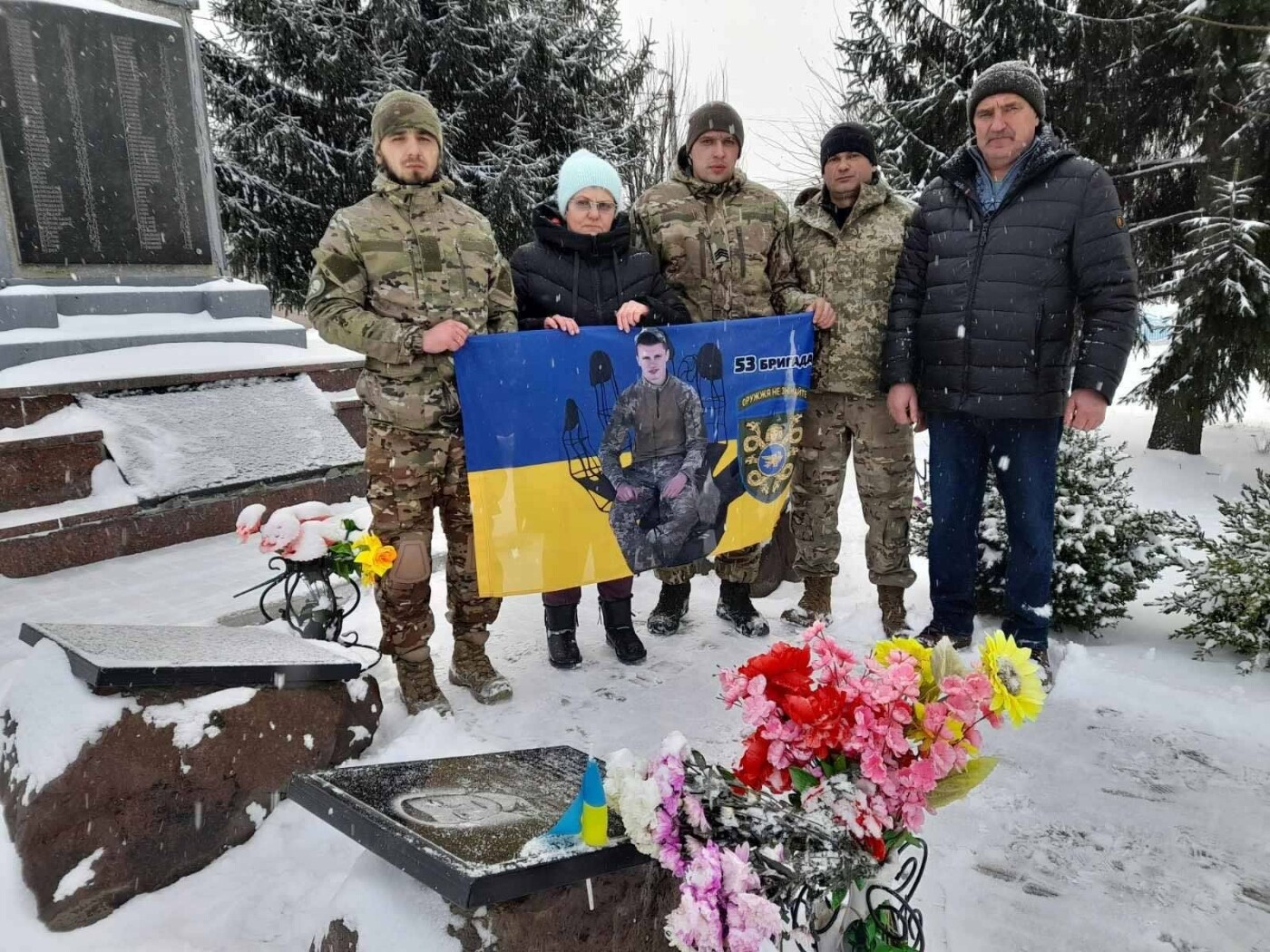 Батьки загиблого воїна з Чернігівщини придбали військовим дві автівки