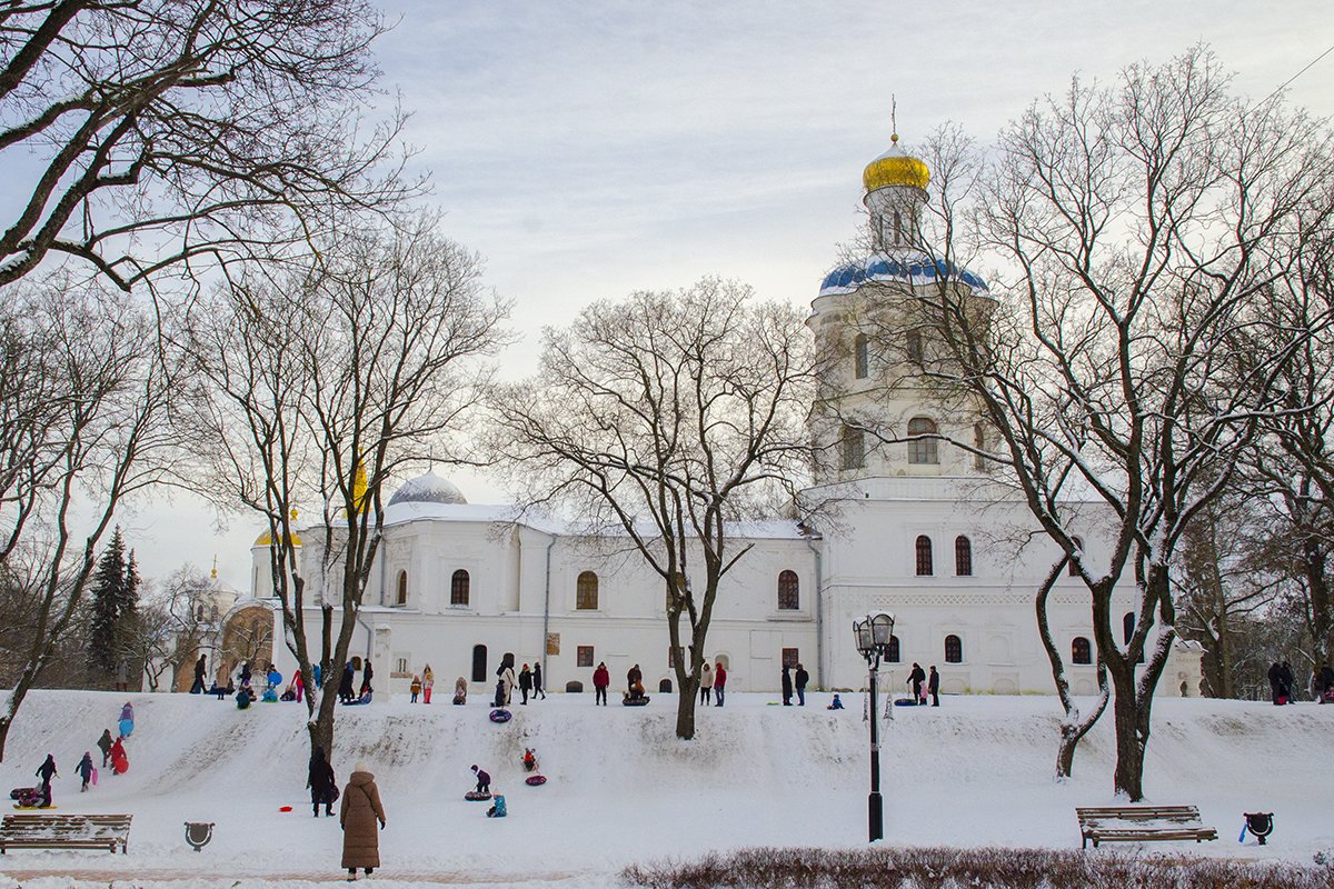 На льодяниках, санчатах і надувному човні: як розважаються діти на гірці у Чернігові