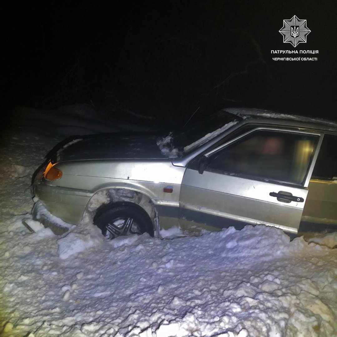 У Чернігові сильно п’яний водій легковика злетів у кювет і застряг у снігові кучугурі