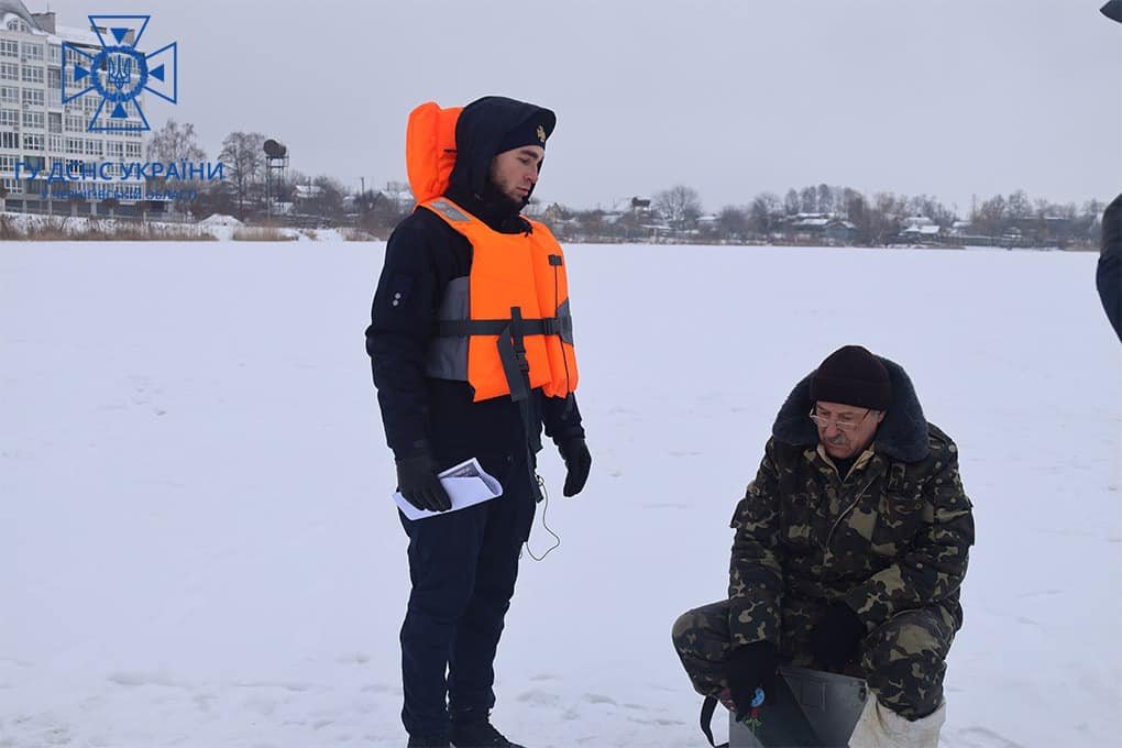 Рятувальники проводять інструктаж про небезпеку виходу на тонку кригу водойм