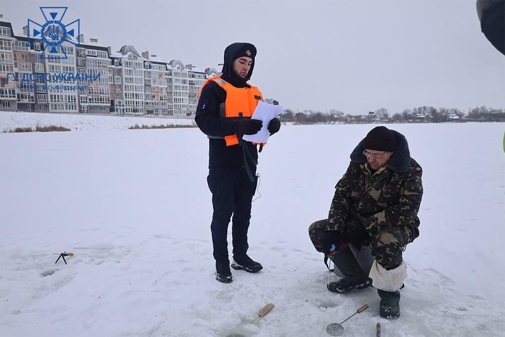 Рятувальники проводять інструктаж про небезпеку виходу на тонку кригу водойм