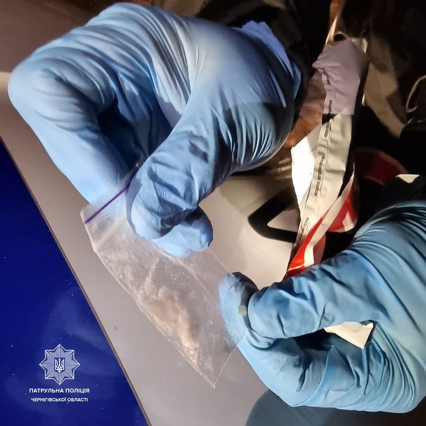 Зіп-пакет з кристалічною речовиною, яку вилучили у чоловіка під час поверхневої перевірки