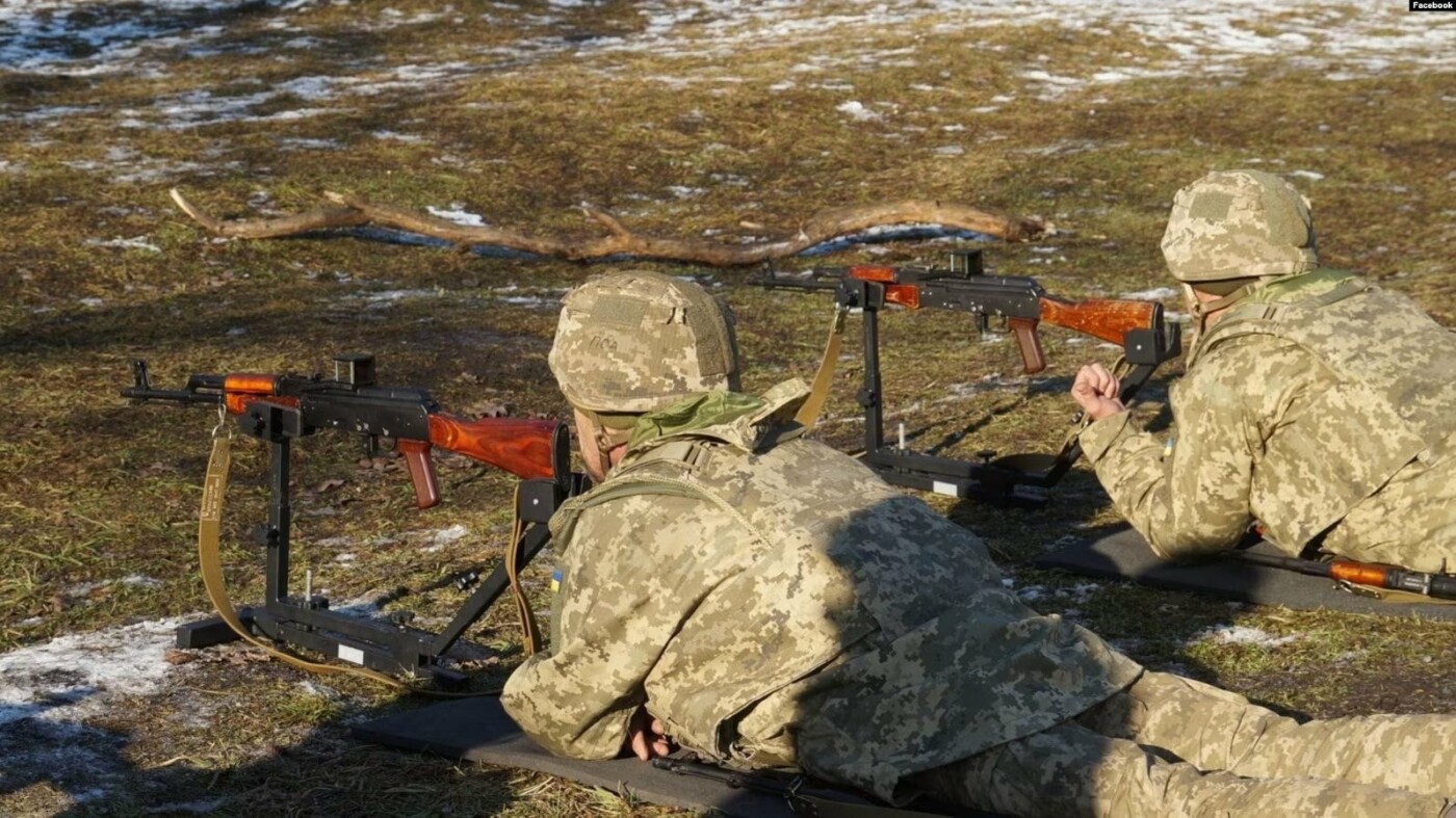 Окрім базових вмінь обслуговування «АК», курсанти навчаються правильно пристрілювати зброю