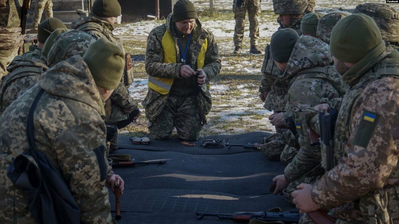 Інструктори діляться досвідом, який з ними і їхньою зброєю траплявся в бойових умовах, із курсантами