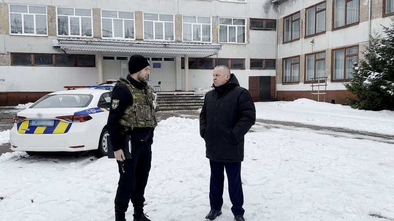 Начальник міського управління освіти спілкується з правоохоронцем