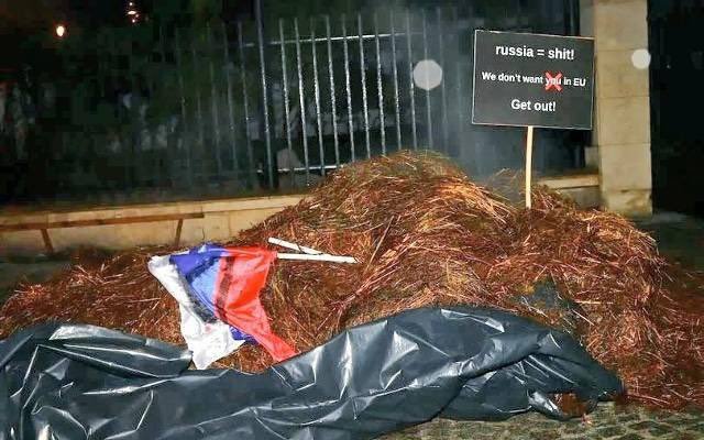 Фото: польські активісти провели акції протесту біля посольства Росії (twitter.com/irina_mirochnik)