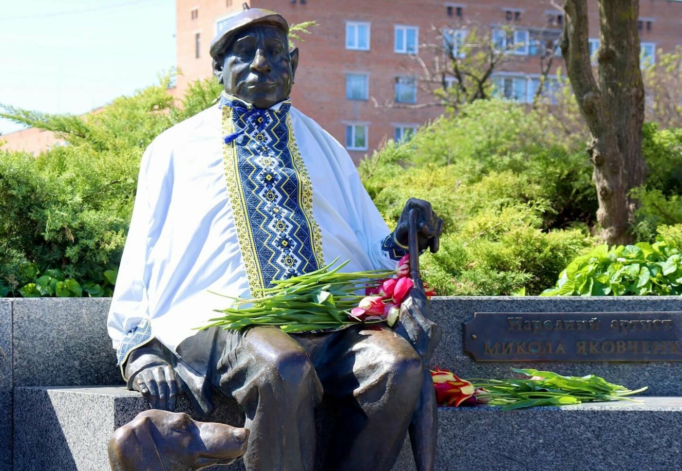 Пам'ятник Миколі Яковченку вдягнули у вишиванку
