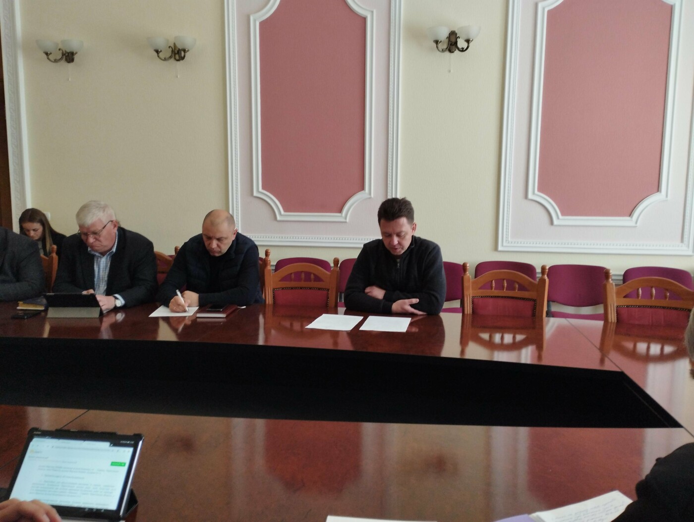 Василь Білогура (крайній праворуч) під час виконкому