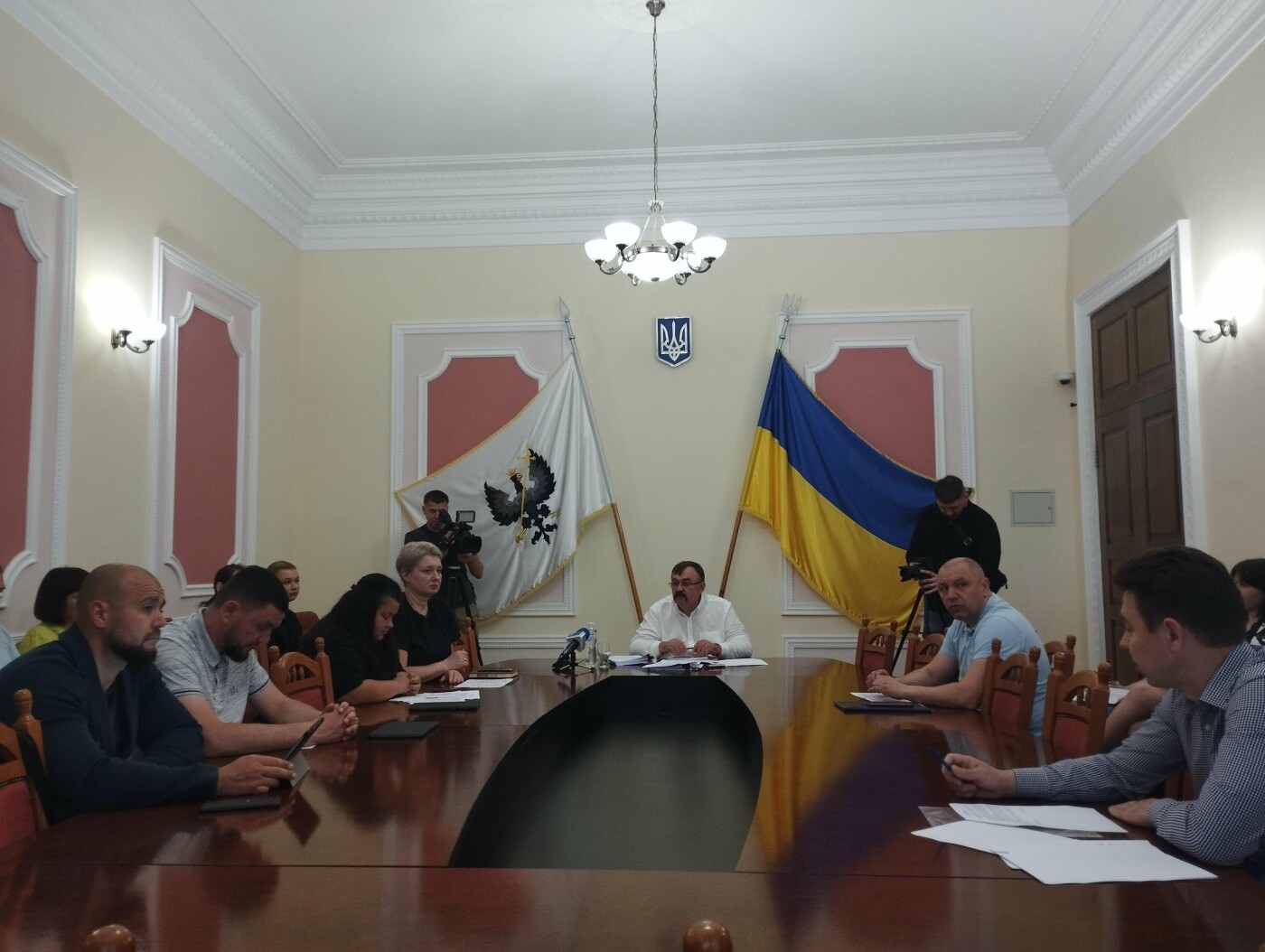 Віктор Геращенко (у центрі) під час виконкому