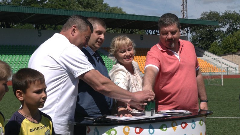 Момент погашення нової поштової марки у Чернігові на стадіоні «Юність»