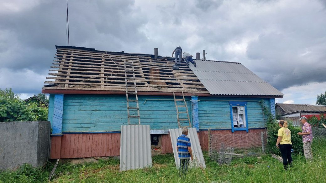 Пошкоджений обстрілом будинок