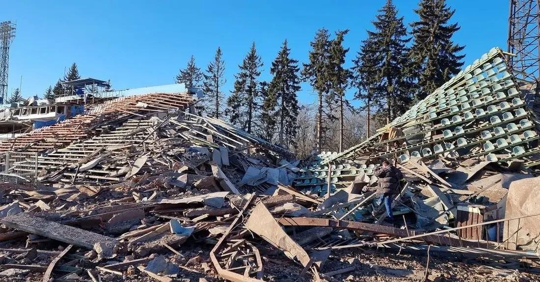 Пошкоджений російськими авіабомбардуваннями стадіон у місті Чернігові