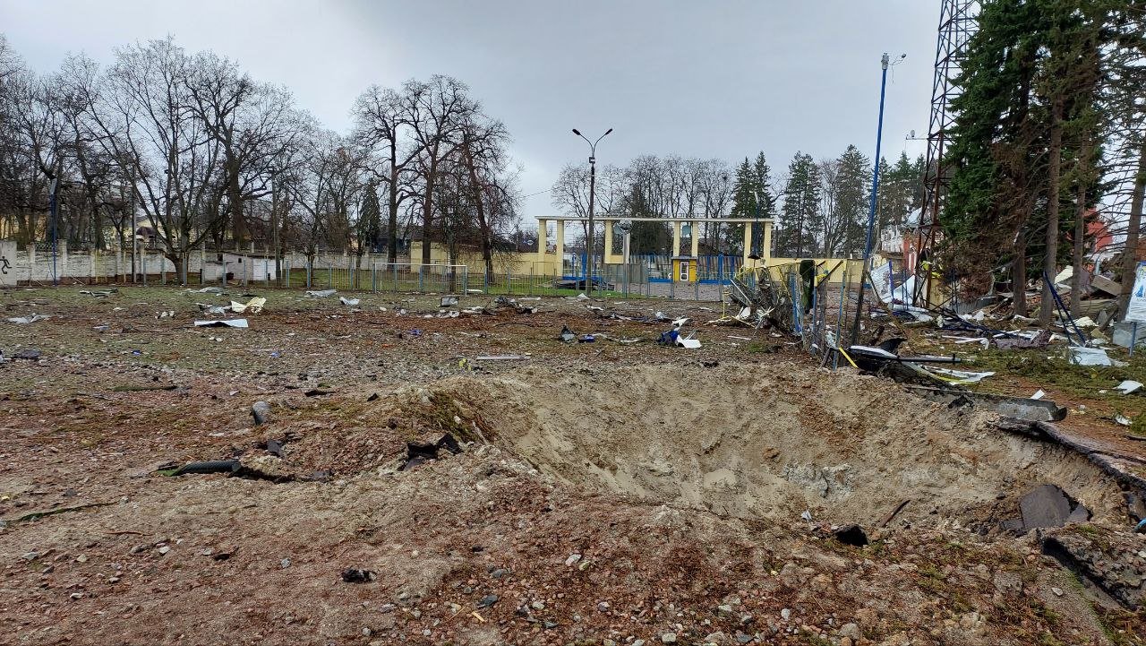 Пошкоджений російськими авіабомбардуваннями стадіон у місті Чернігові