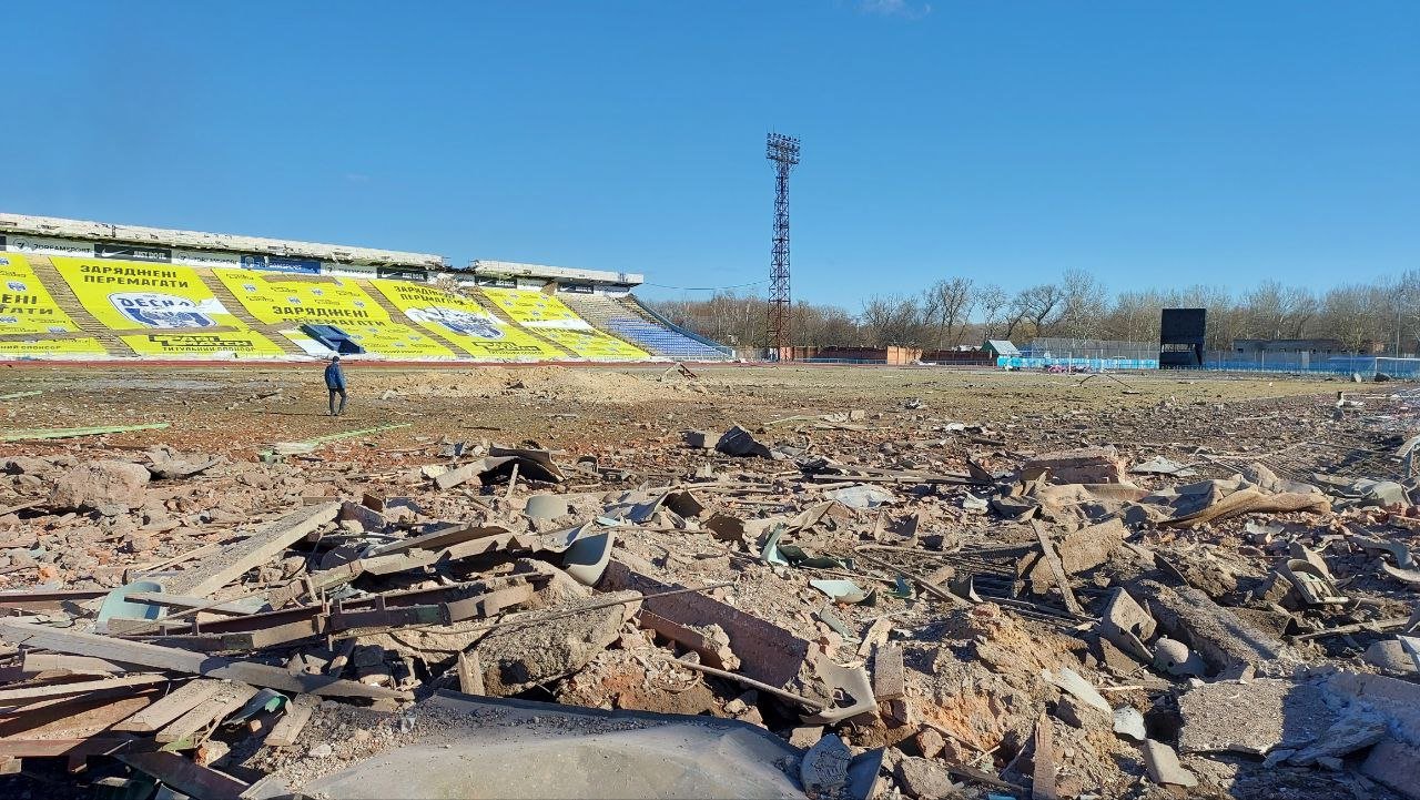 Пошкоджений російськими авіабомбардуваннями стадіон у місті Чернігові