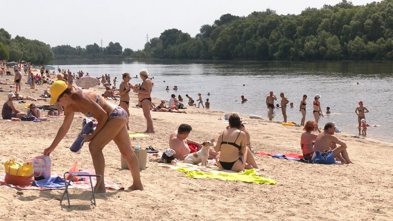 Люди відпочивають на пляжі