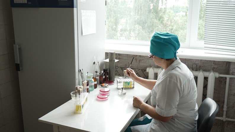 Досліджують воду на наявність патогенної мікрофлори