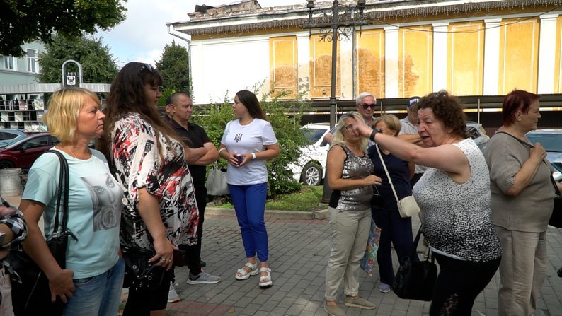Учасники акції у сквері навпроти Чернігівської міськради