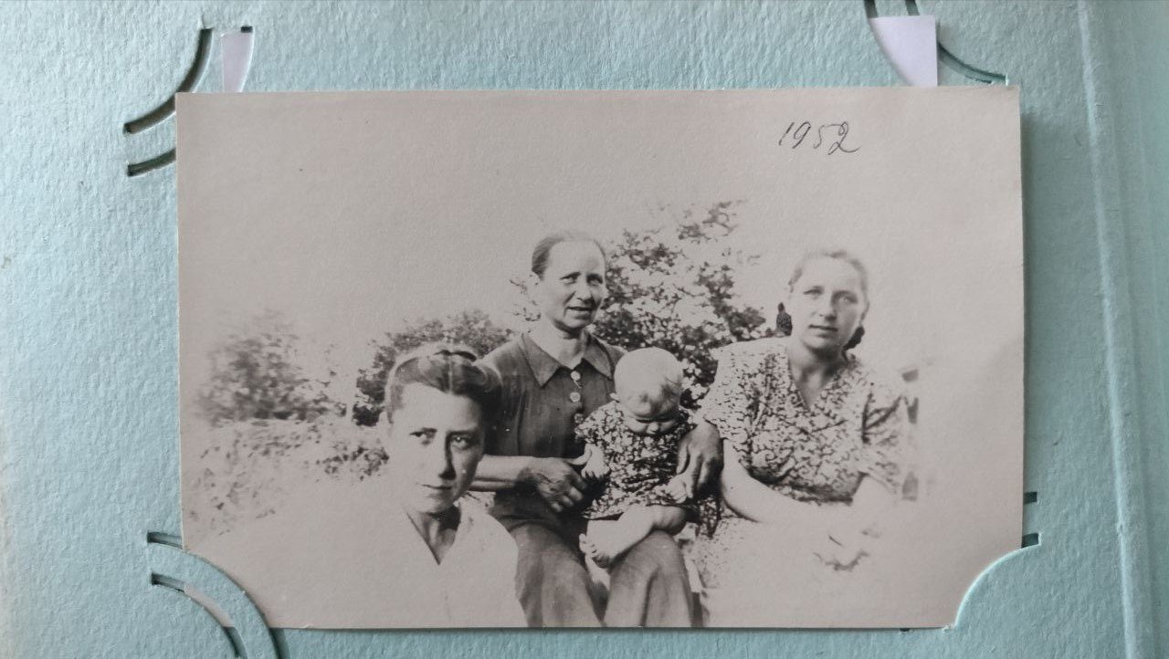 Раїса Григорівна, її мама, старша сестра та донька