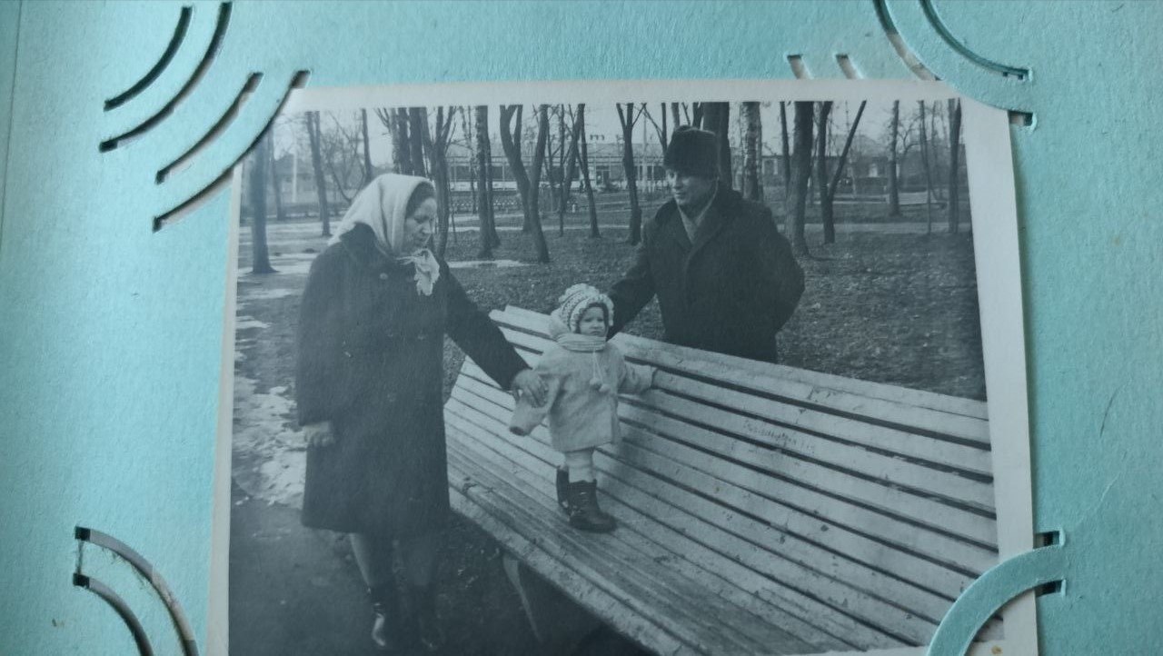 Подружжя з онучкою в Центральному парку