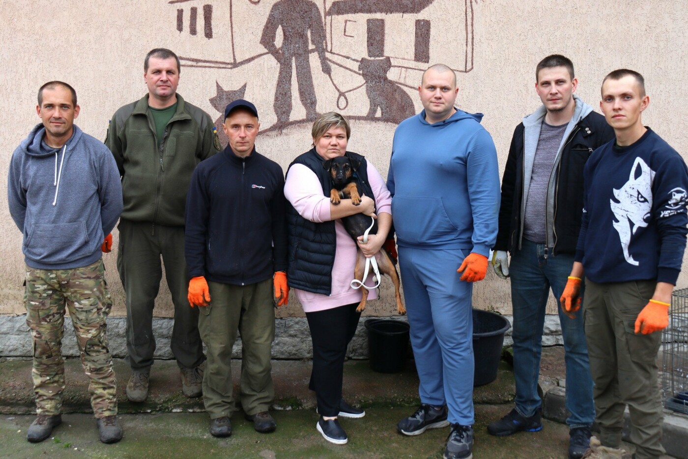 Чернігівські гвардійці допомогли підготувати до зими притулок для тварин (ФОТО), фото-1