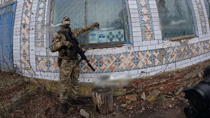 Російські військові нібито біля магазину одного із сіл на кордоні Чернігівщини