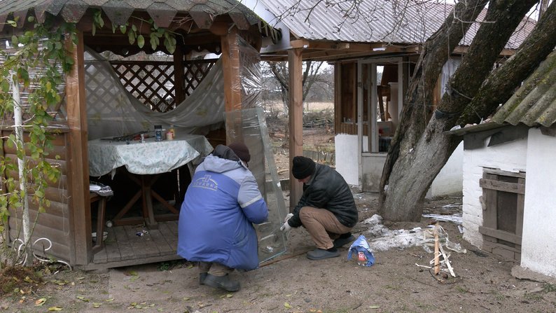 Люди ліквідовують наслідки падіння БпЛА у селі Пакуль