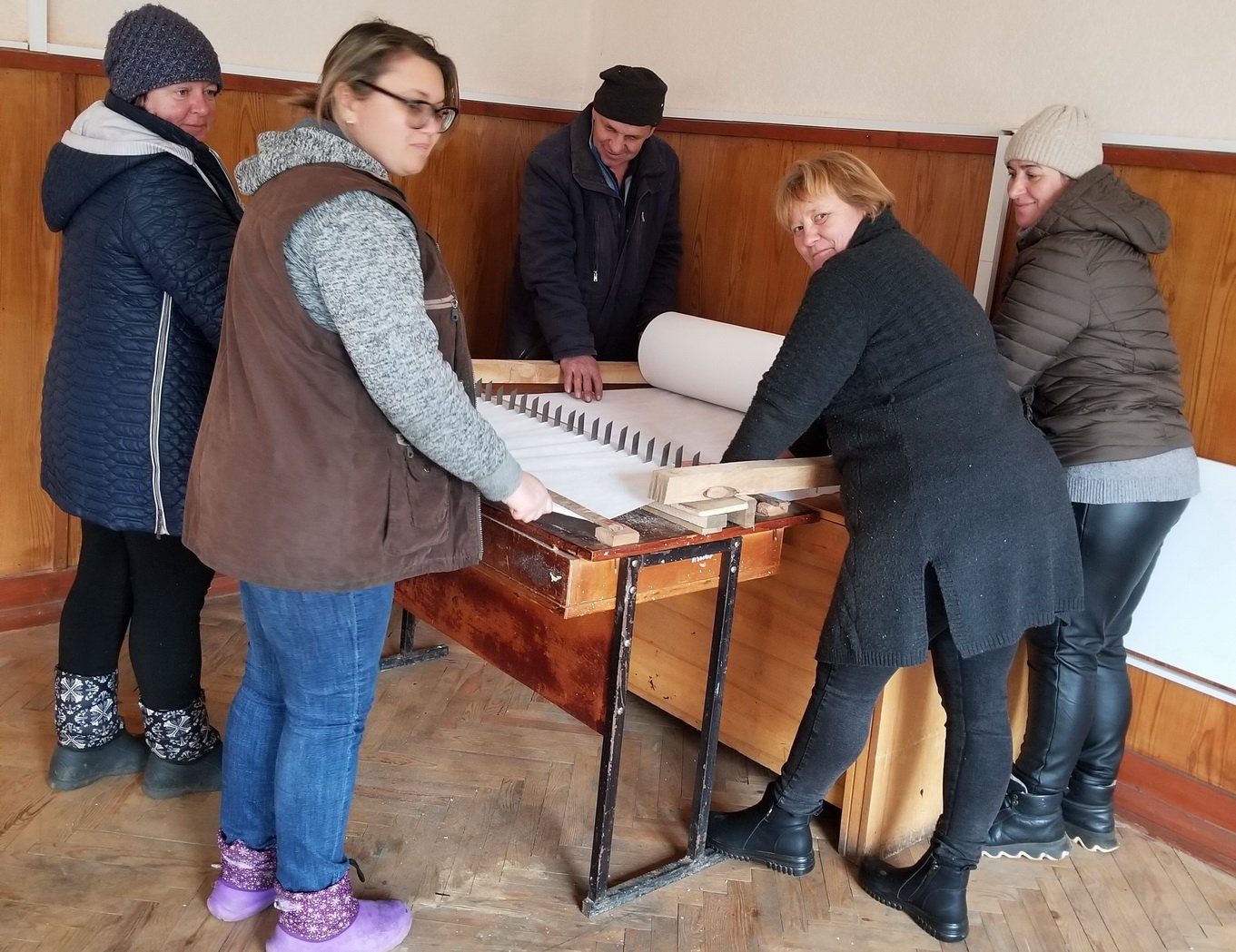 Так ріжуть спанбонд на верстаті