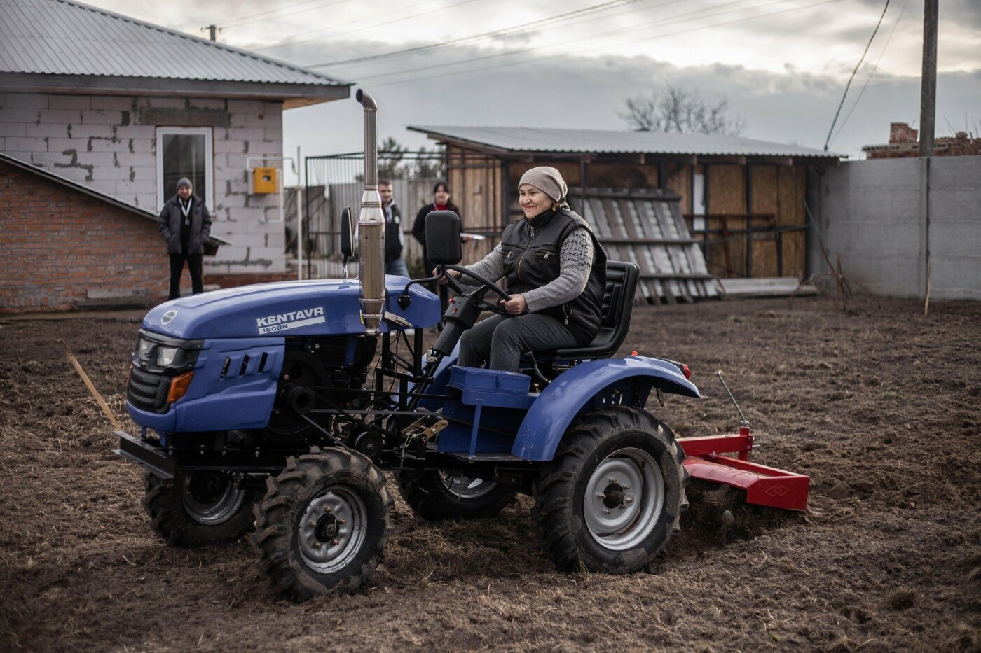 Пані Марія на тракторі