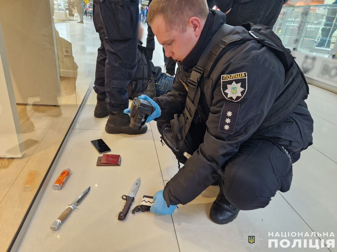 Поліцейські проводять слідчі дії