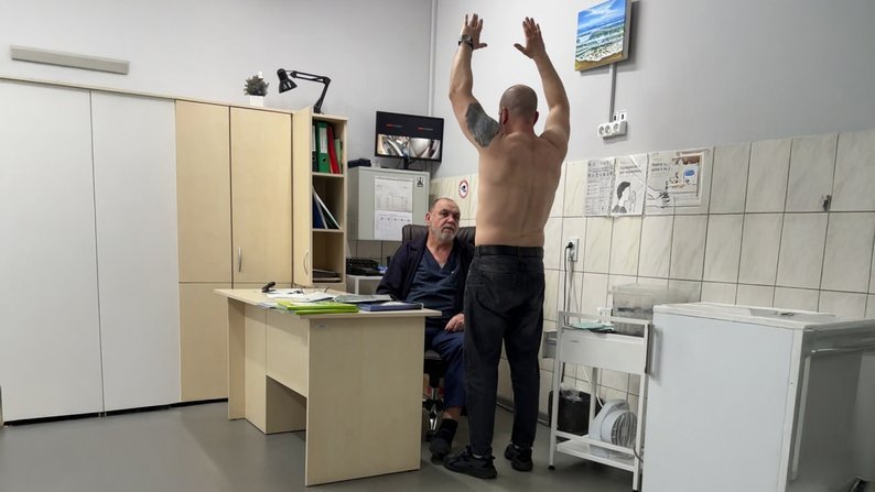 Чоловік Оксани Фадєєвой-Покрасьон на прийомі у лікаря