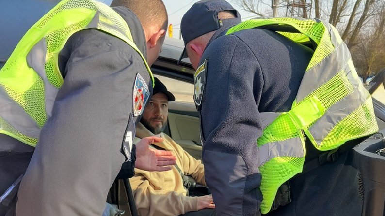 Патрульні з чоловіком Оксани Фадєєвої-Покрасьон, коли той сидить в авто, Скрин з відео Оксани Фадєєвої-Покрасьон