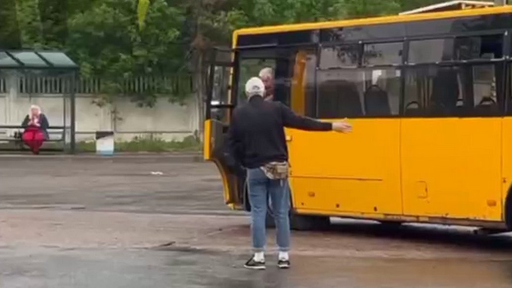 Водій маршрутки та підліток. Скрін: Труха Чернігів