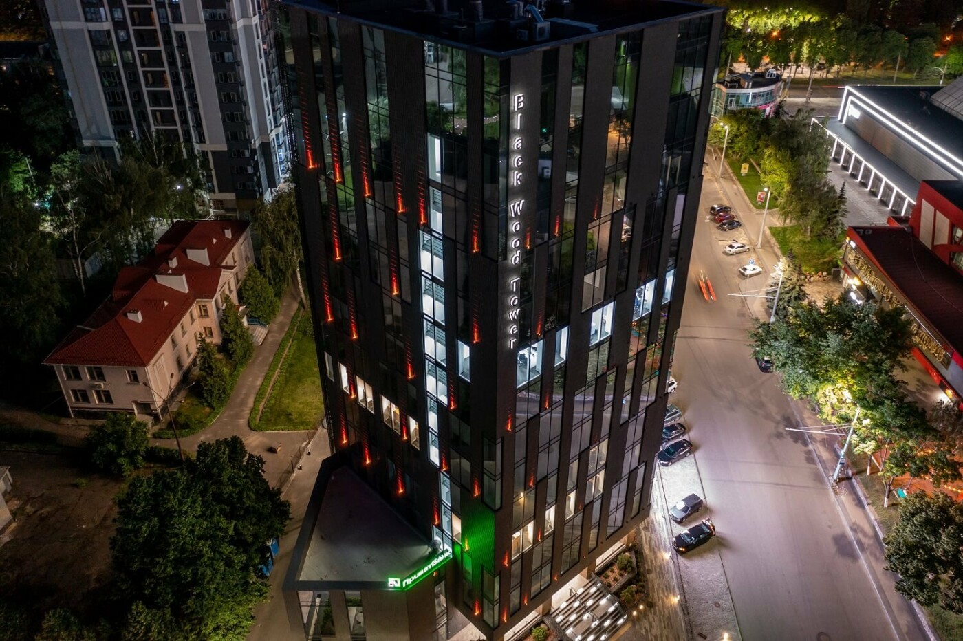 Торгово-офісний комплекс Black Wood Tower. Чернігів